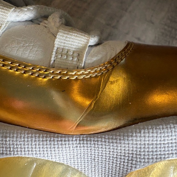 Jordan 11’s Retro Gold & White - Picture 9 of 10